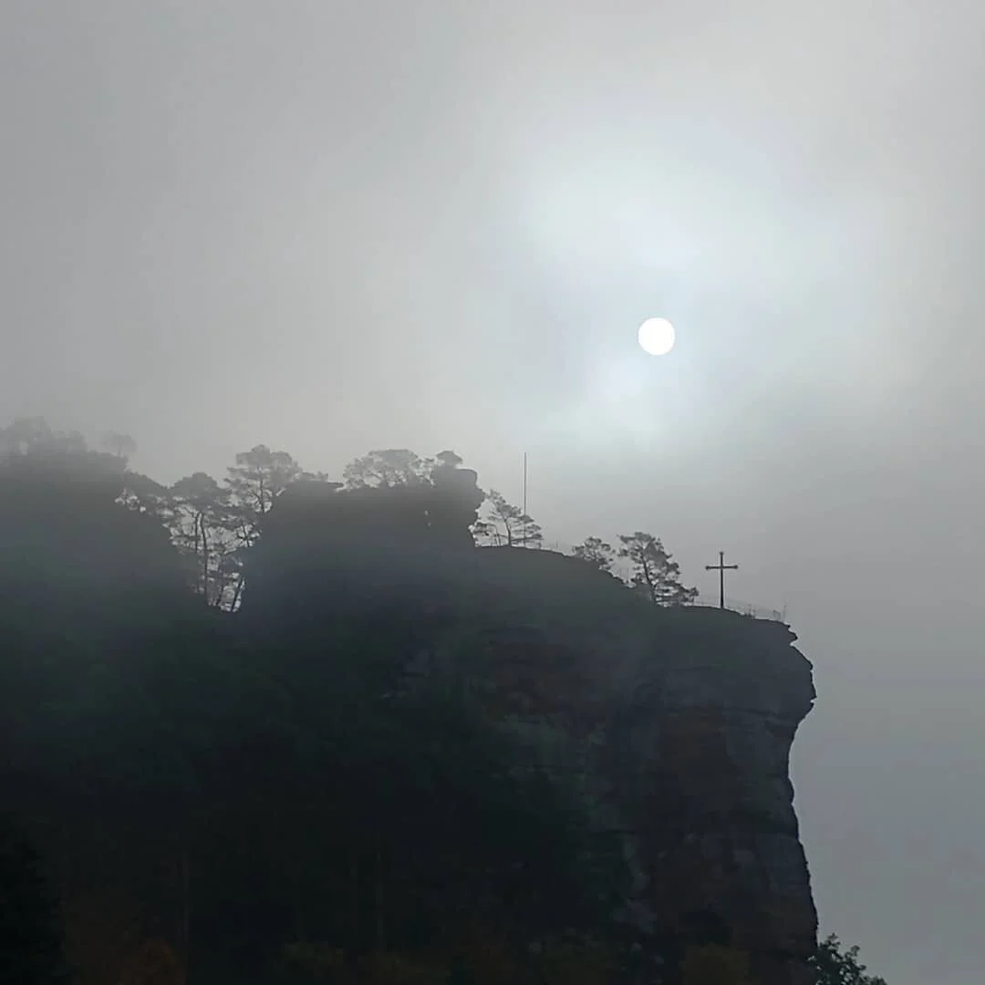 🌒 sun dressed up like moon this morning
.
.
.
.
.
#sun #moon #foggy #morning #dahn #jungfernsprung #clouds #by_manue #beautiful #autumn #photography #summit #cross