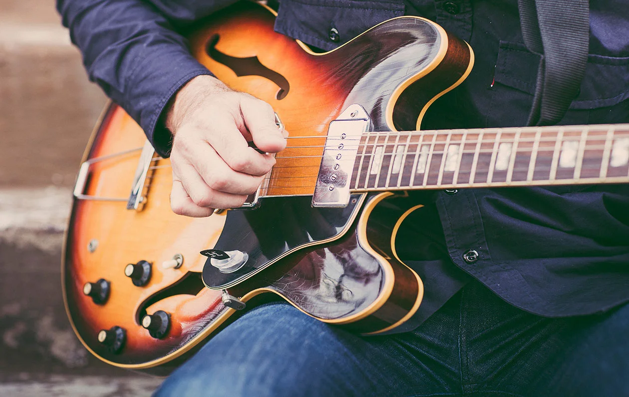 WEBhogjimfingerpick.jpg