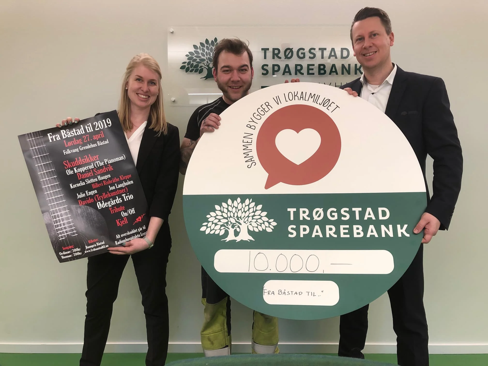 Fra høyre: banksjef Lars Andrè Dingstad-Eriksen , Ole-Halvor Fossum & Jenni Vereide. Fotograf: Leif Rune Grefsli .