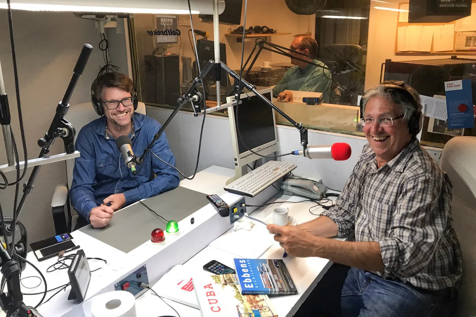 Radio presentator Roelof Meijer in gesprek met Jan de Vries, Architectuurfotograaf