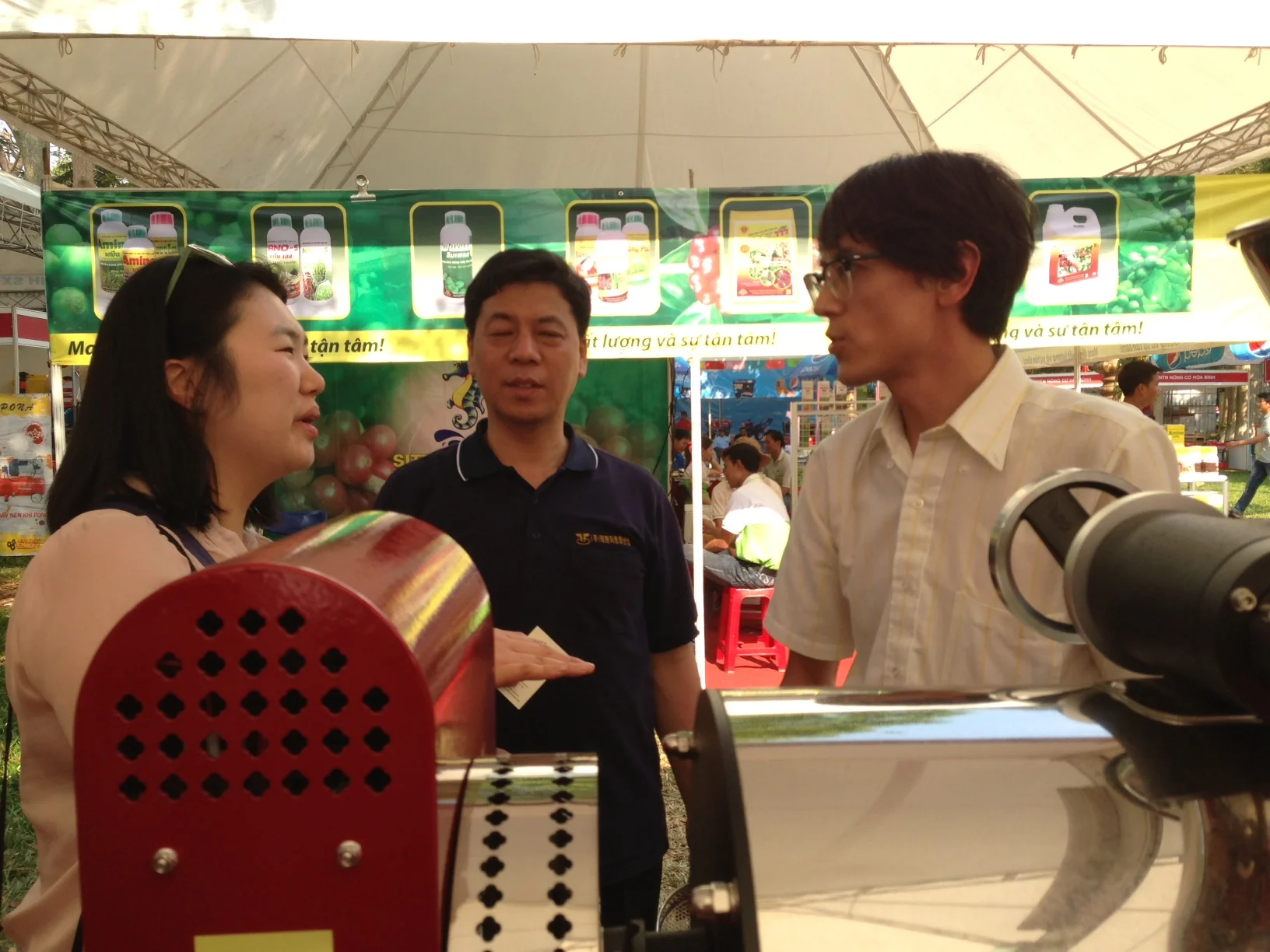 Getting acquainted with the shop roaster while it warms up. Mi-Ji, on the left, professional keener.