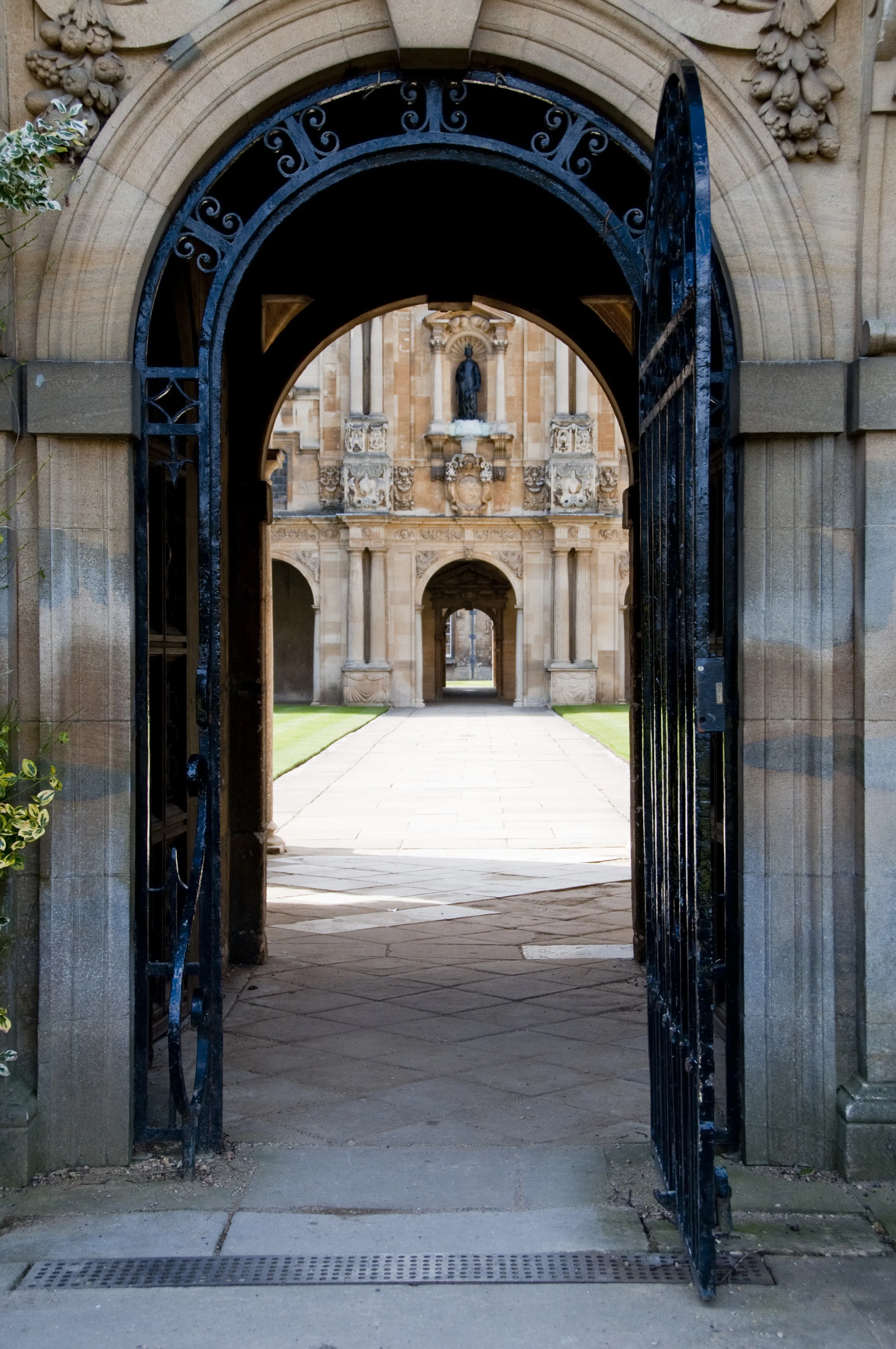 St_John's_through_canterbury_quad_to_front_from_garden.jpg