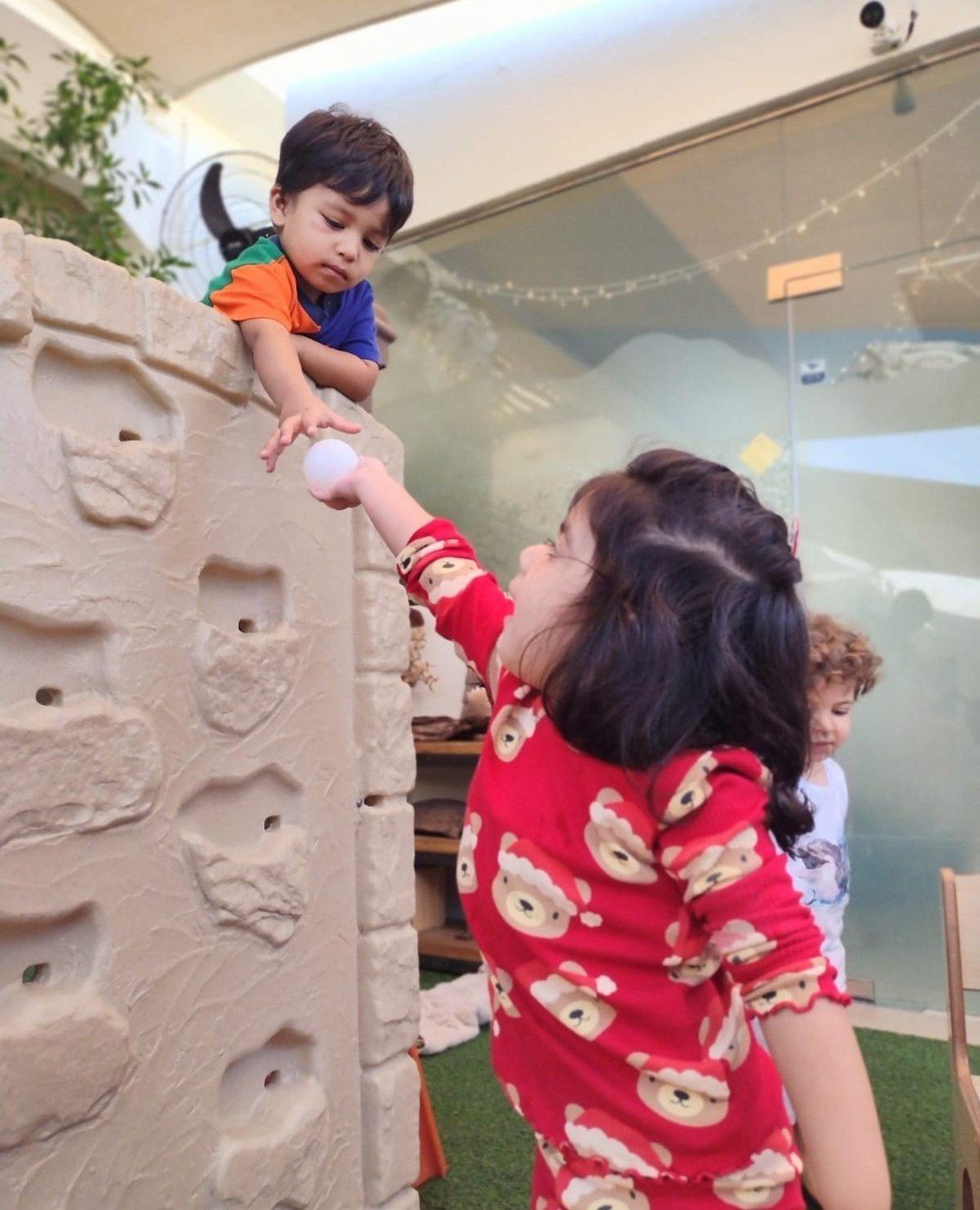 Helping each other out..!!! He stood on top of his castle while she helped him collect apples from the floor. Role play done well.⁠
⁠
⁠
⁠
#inspirephilosophy#learningthroughplay #playbasedlearning  #econursery #jumeirah #dubaitag #dubaiinstagram #mydu