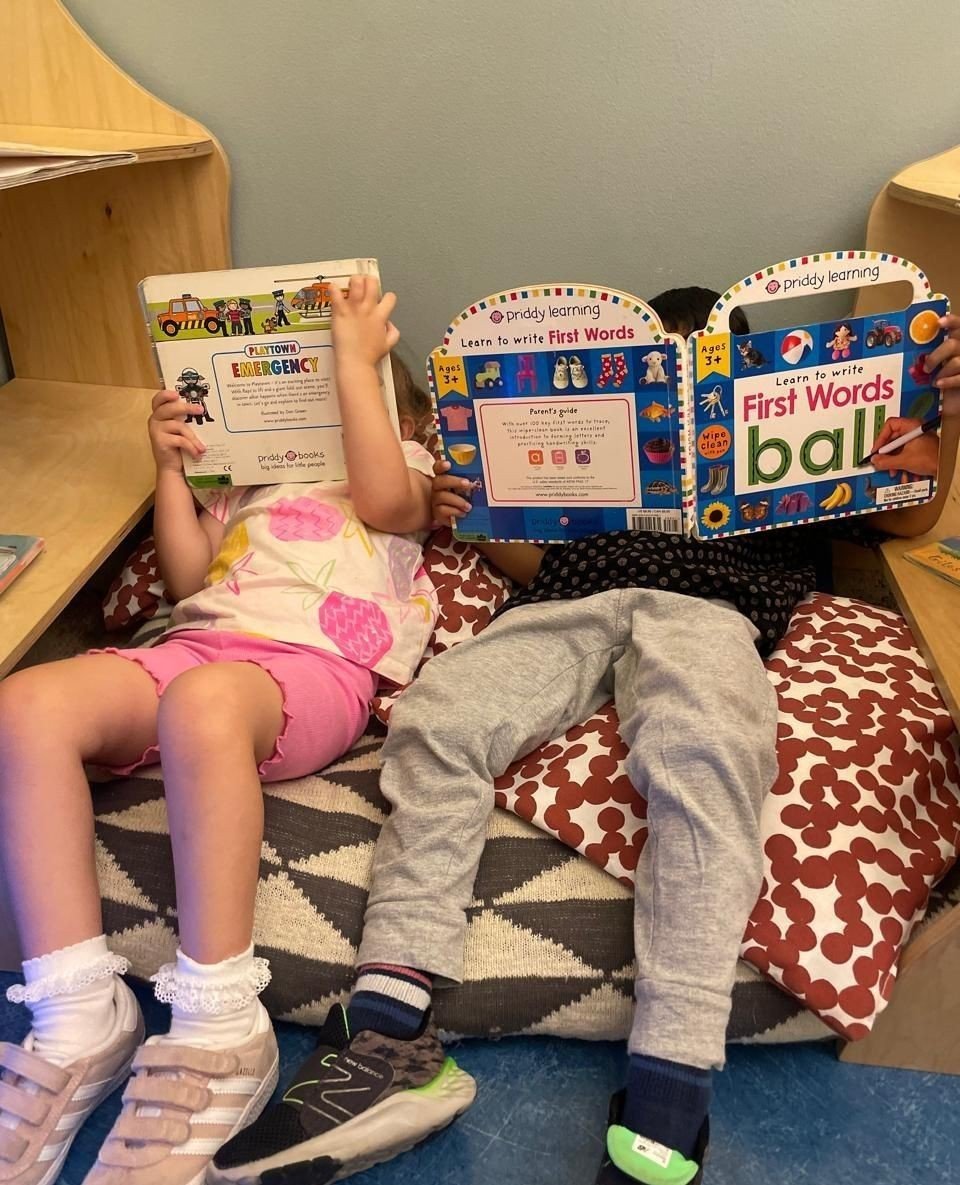 Discovering with our reading companions! Books ignite young minds, unlocking new realms of imagination. From art to sensory exploration, each story unveils a world of sights, sounds, tastes, textures, and scents for children to explore.⁠
⁠
⁠
⁠
#inspi