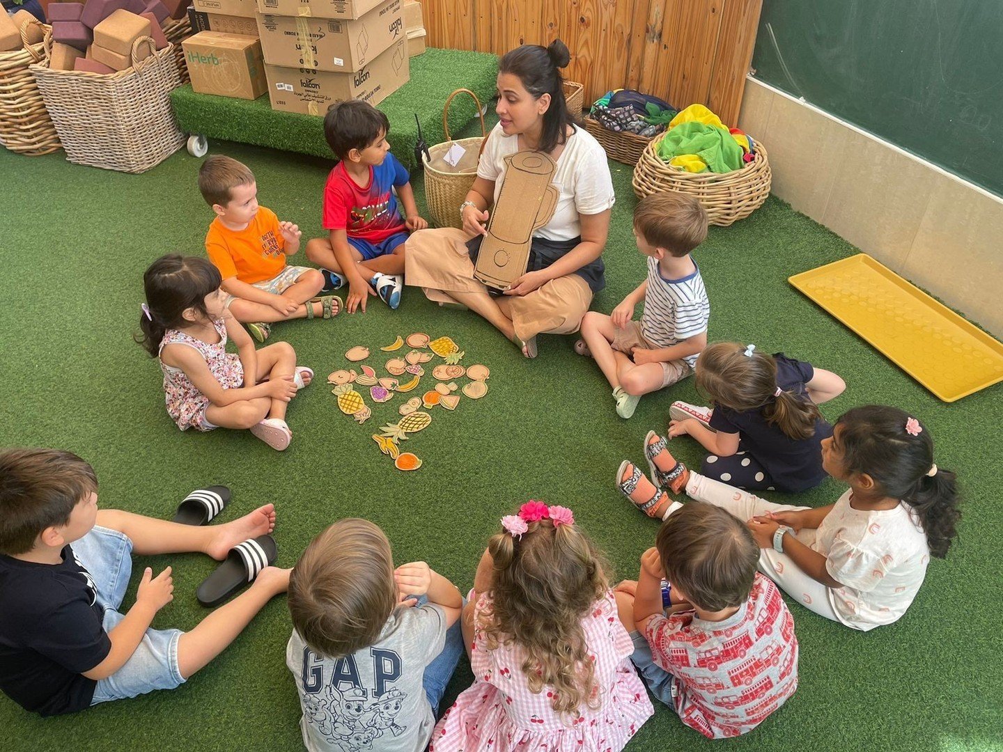 Smoothie bar - what fruits do you like in your smoothie? What&rsquo;s your favorite combination? What does the blender do to the fruits? ⁠
So many questions, so much curiosity ❤️⁠
⁠
⁠
#inspirephilosophy#learningthroughplay #playbasedlearning  #econur