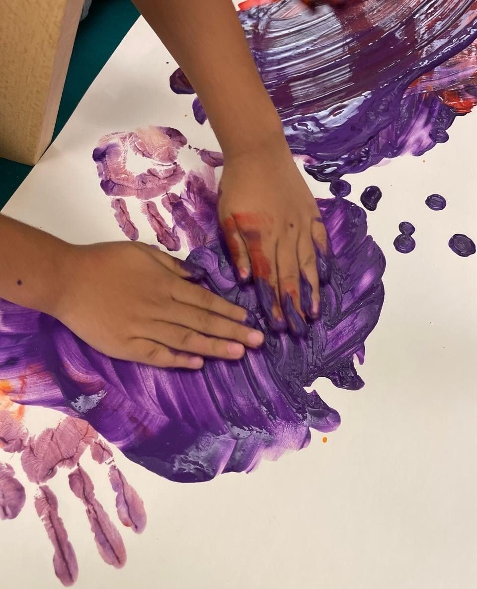 Making my mark! Working with paints doesn&rsquo;t necessarily mean brushes too. It&rsquo;s a lot of fun when we go all in with our hands and make our handprints.⁠
⁠
⁠
⁠
#inspirephilosophy#learningthroughplay #playbasedlearning  #econursery #jumeirah 