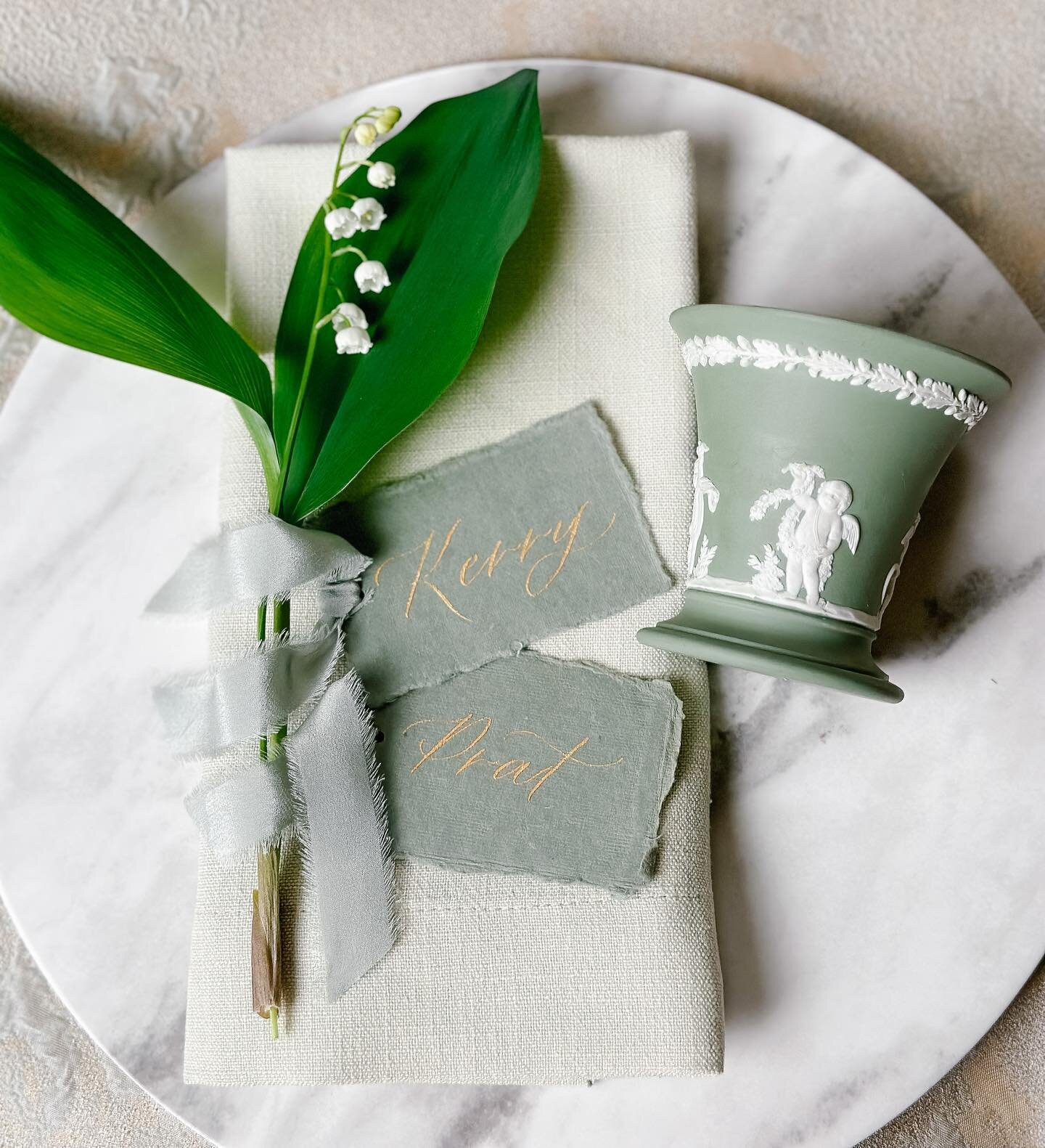 Happy Anniversary to my friends @kerrypatelfloral and Prat! My love affair with handmade paper and silk ribbon ties continue. These little place cards may look simple but when layered onto your table, can add so much texture. Don&rsquo;t you agree? M