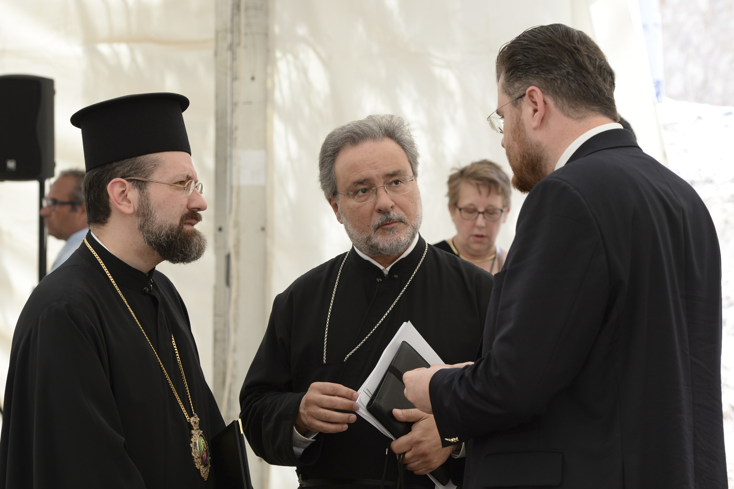Archdeacon John Chryssavgis and Archbishop Job of Telemessos of the Ecumenical Patriarchate in conversation with Dr Ionut Mavrichi of the Press Office of the Patriarchate of Romania at the Press Briefing on the first day of the Holy and Great Council. PHOTO: © JOHN MINDALA.