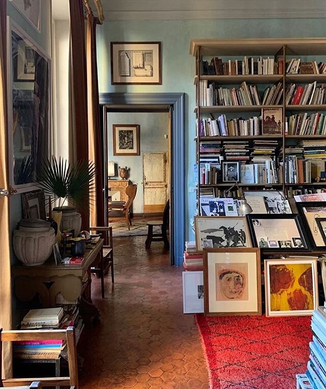 BOOKS + ART ❤️❤️
⠀
Two of our favorite things. Just photoshop a dog or three or four into this space and we&rsquo;ll teleport ourselves over to @francoishalard&rsquo;s house for the weekend.
⠀
Or maybe whole rest of April? ✨
⠀
⠀
#vintagehomedecor #my