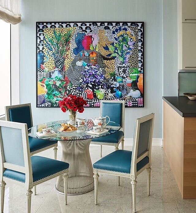 Mixing contemporary and traditional and mid-century Knoll classics works, no? Spotted in @elledecor, designed by @david_kleinberg and @lscottnyc