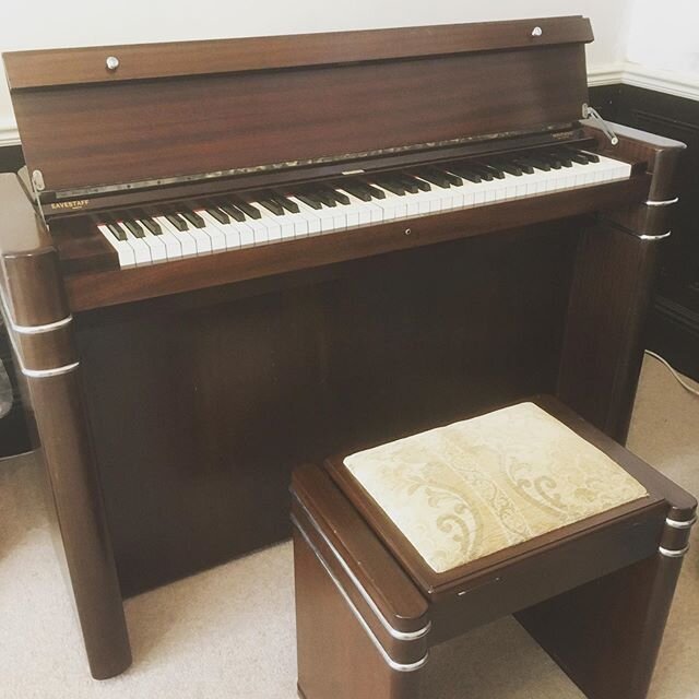 Sometimes I wish I would simply walk away 😂 anyone who&rsquo;s been faced with one of these will know. There&rsquo;s a few different styles of Eavestaff Minipianos, this is the worst. 😈The wrest/tuning pins are under the keys and all access to stri