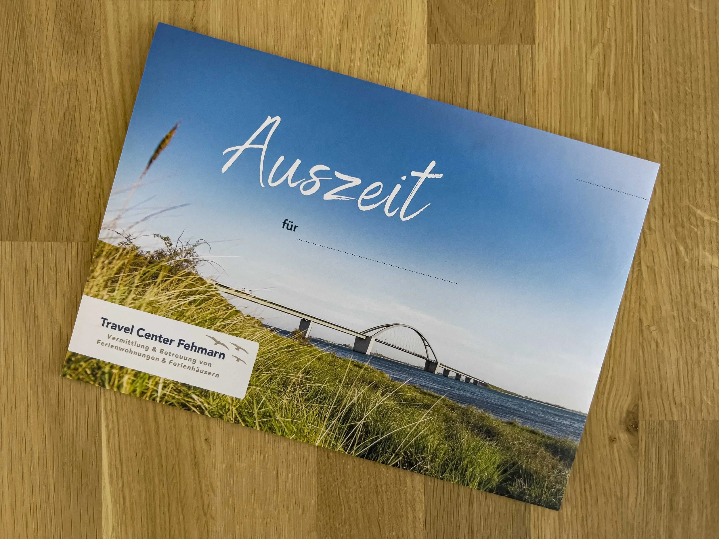  An branded envelope which the Travel Center Fehmarn regularly uses for all kinds of purposes.  Photography by Henrik Frensch Design by Secra Booking  Ein gebrandeter Umschlag für diverse Zwecke des Travel Center Fehmarn.  Fotografie: Henrik Frensch 