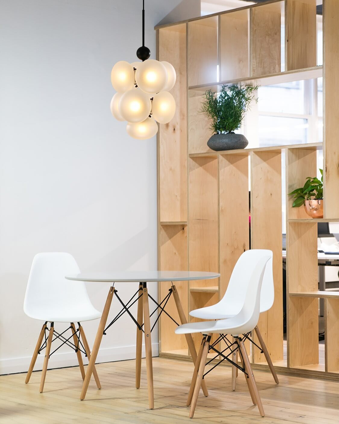 Wouldn't you like to work under this beautiful 'ALLURE cluster 8.1' fixture? I would!

&quot;What can we make for you?&quot;
.
.
.
.
#whatcanwemakeforyou #modern #coworkingspace #lighting #pendant #home #office #hotel #homedecor