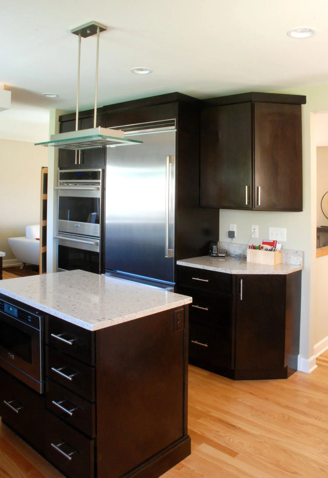 clean-contrasting-kitchen-2.jpg