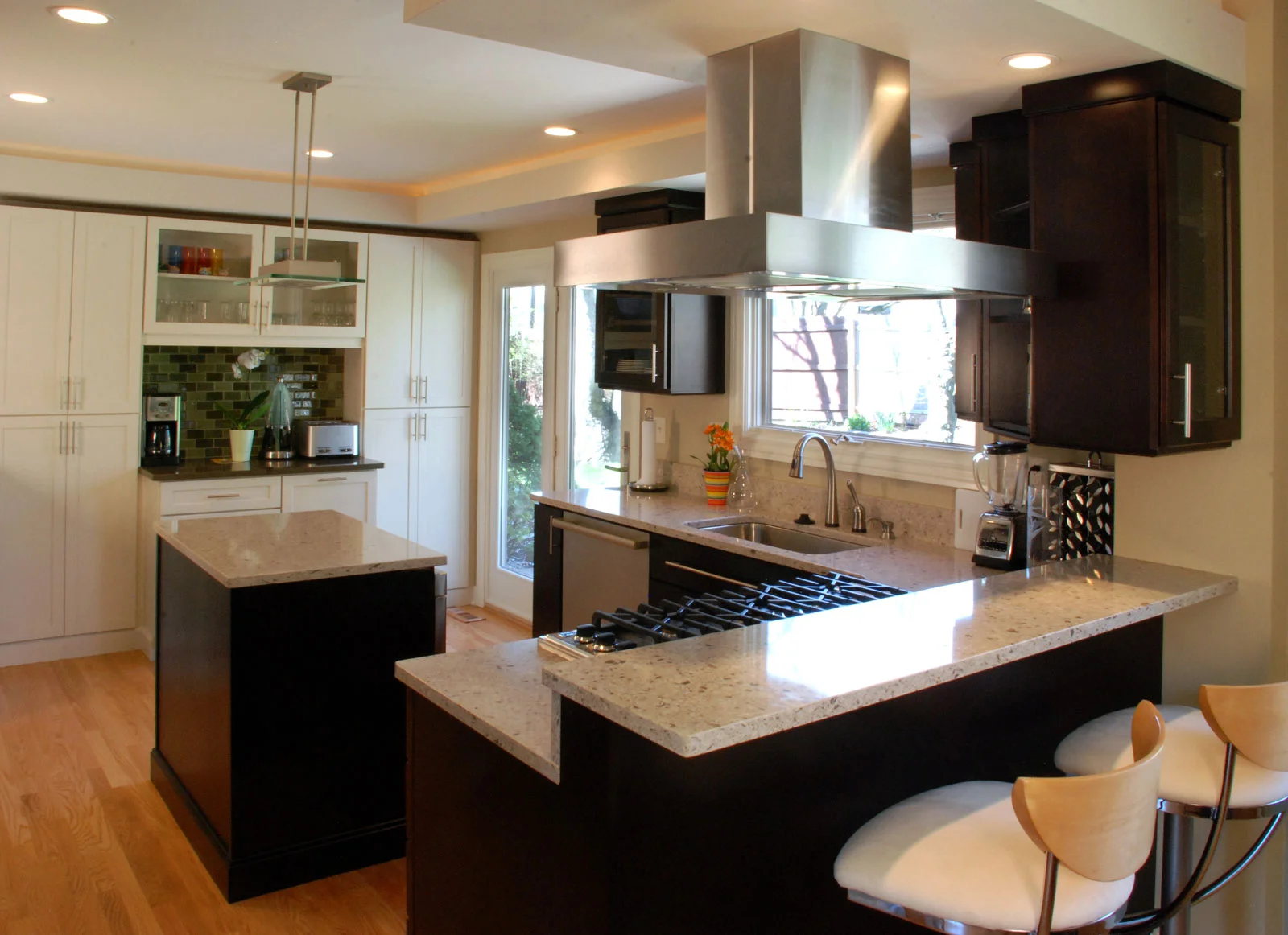 clean-contrasting-kitchen-10.jpg