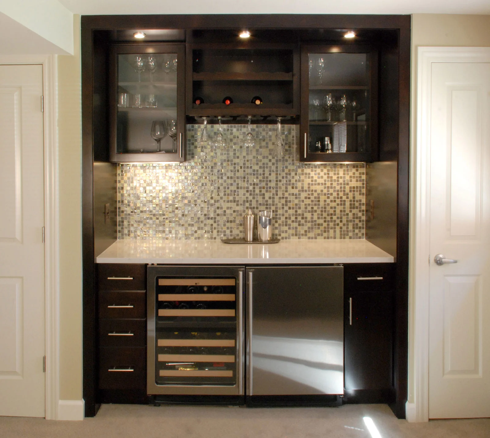 clean-contrasting-kitchen-14.jpg