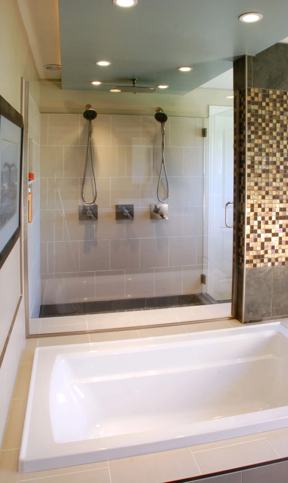 clean-contrasting-master-bath-2.jpg