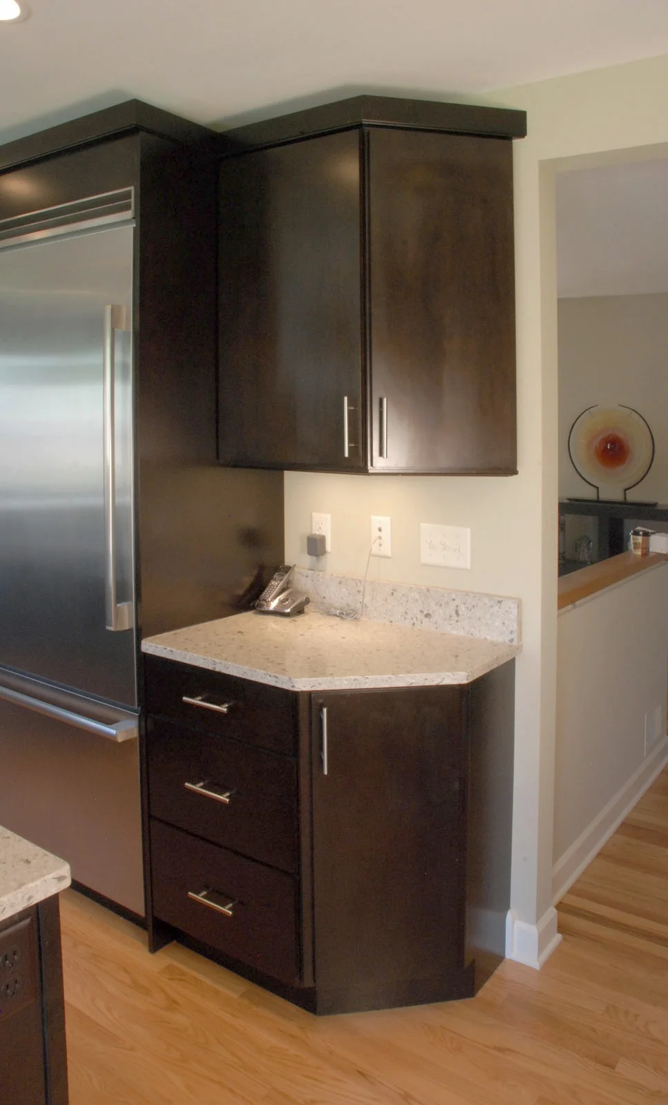 clean-contrasting-kitchen-16.jpg