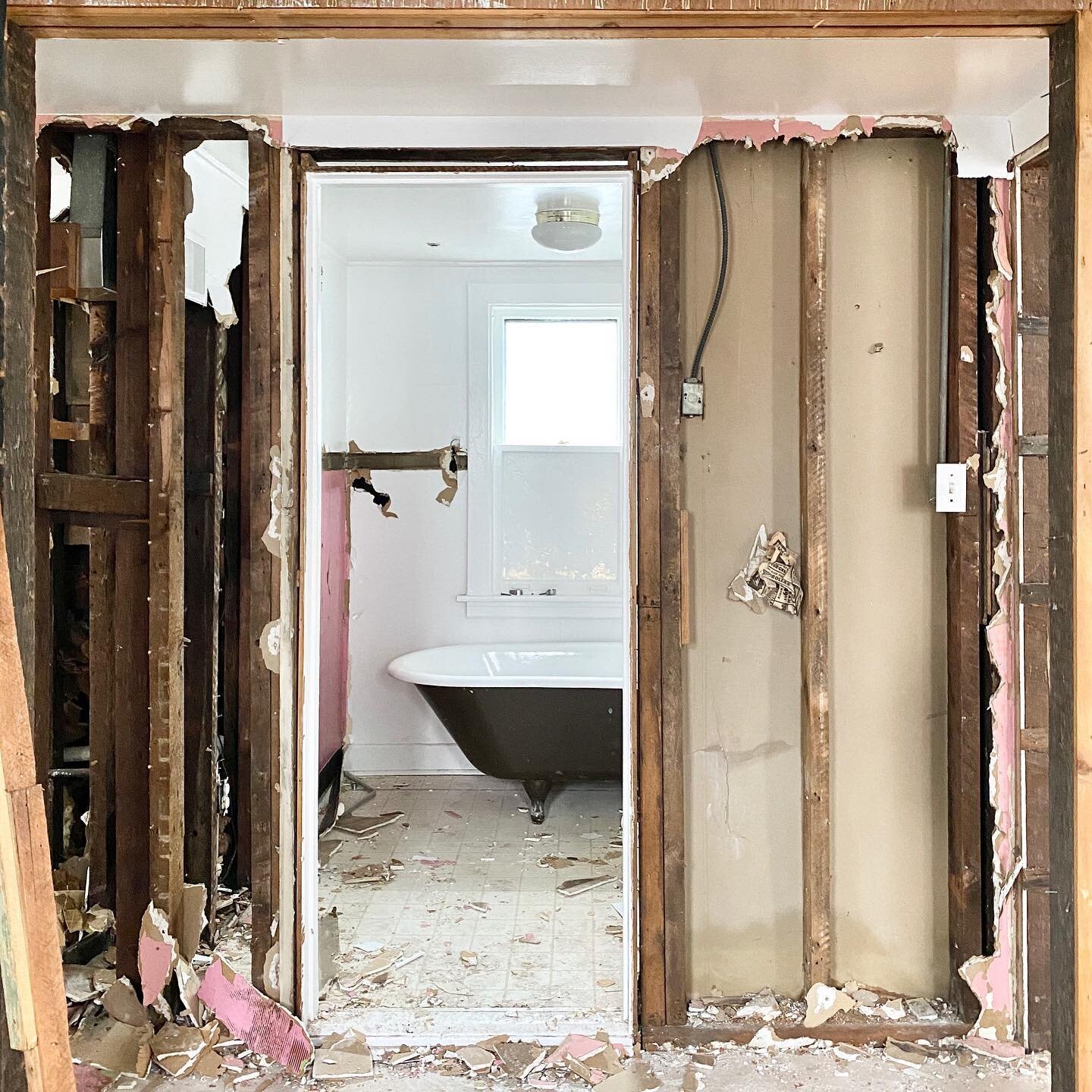 By far the most useful and transformative part of our renovation was the upstairs primary bathroom. From rundown #clawfoottub and toilet... to luxurious #walkinshower with waterfall penny tile. Progress #beforeandafter shots saved in highlights!
#thr
