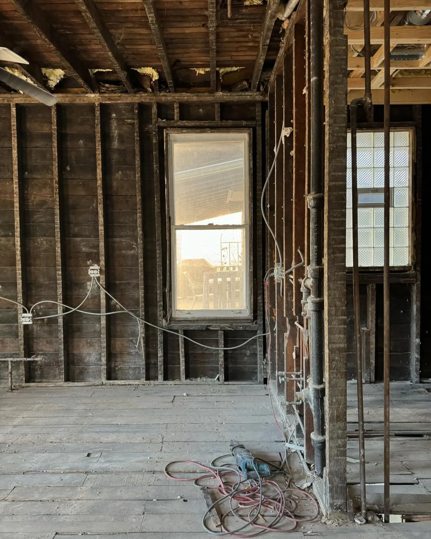 #beforeandafter kitchen demolition. There&rsquo;s a lot more light when you take down the walls.
@iloveleroi @the_hobbyest @tochi.art 
#kitchendesign #kitchendecor #kitchenrenovation #kitchenremodel #homerenovation #renovation