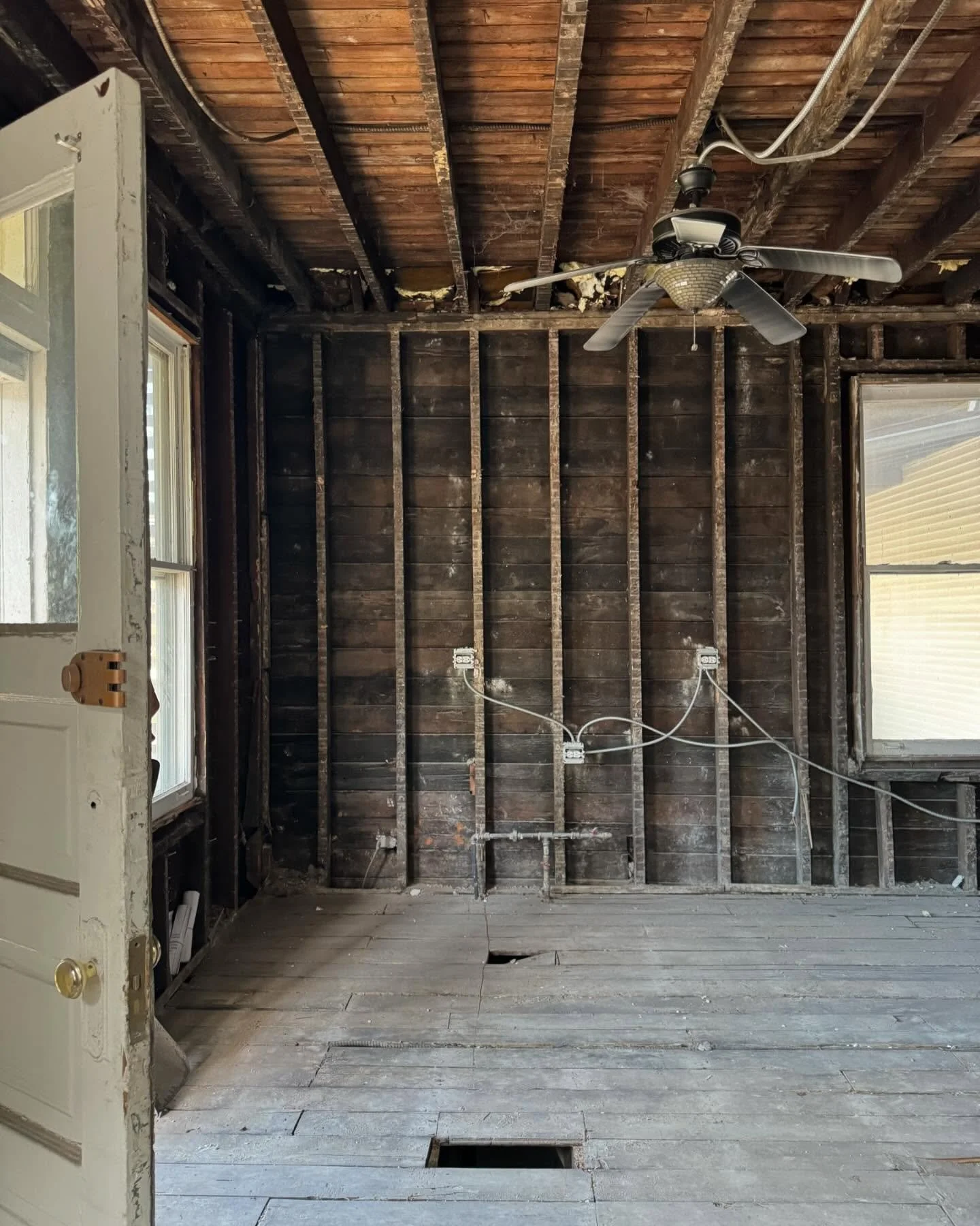 #beforeandafter kitchen demo. 
@iloveleroi @the_hobbyest @tochi.art 
#renovation #homerenovation #kitchenrenovation #kitchenremodel #kitchendesign