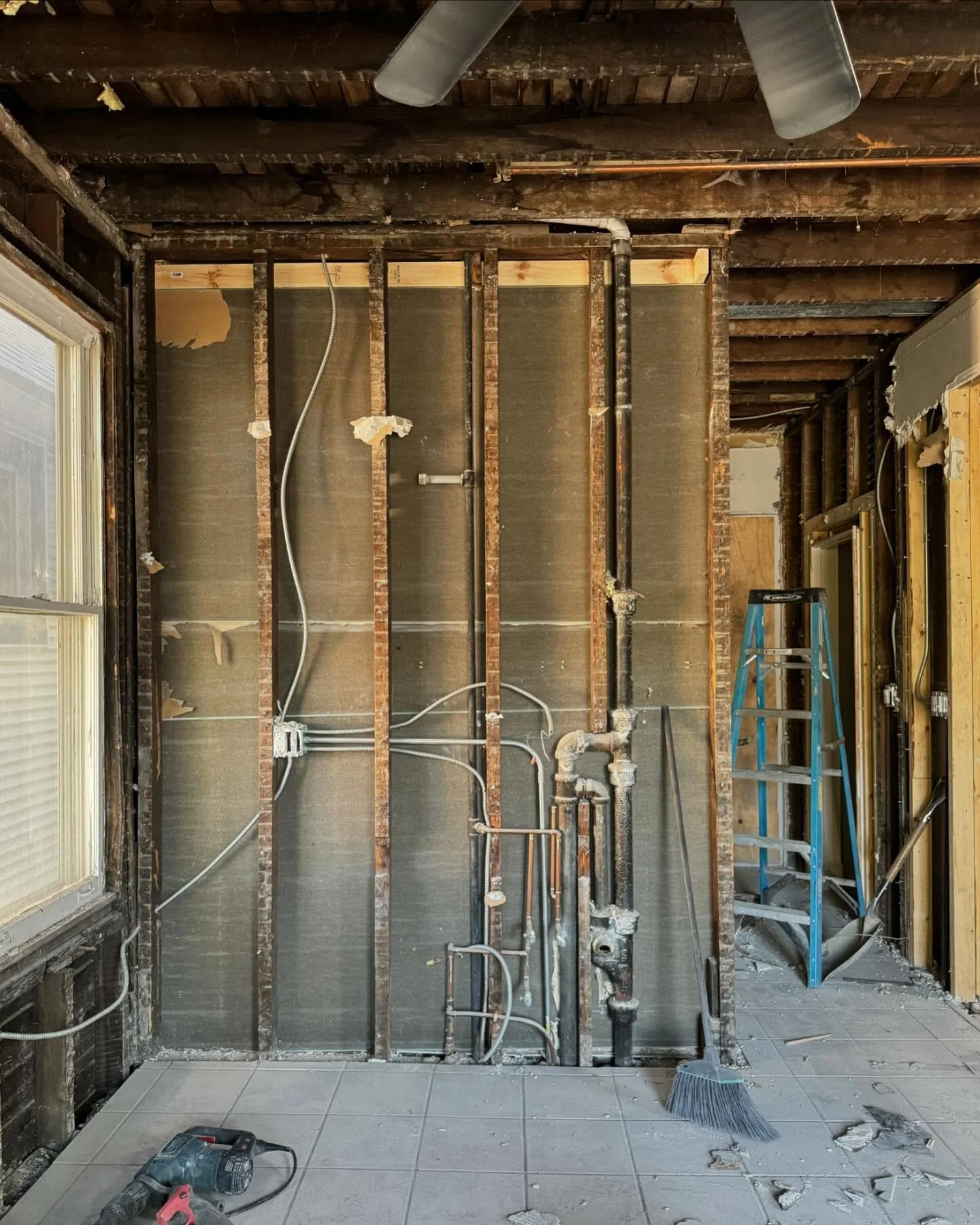 #beforeandafter kitchen renovation. Swipe back in time to see the dust and demo back to the original kitchen.
@iloveleroi @the_hobbyest @tochi.art 
#homedesign #homerenovation #renovation #kitchendesign #kitchendecor #kitchenrenovation #kitchenremode