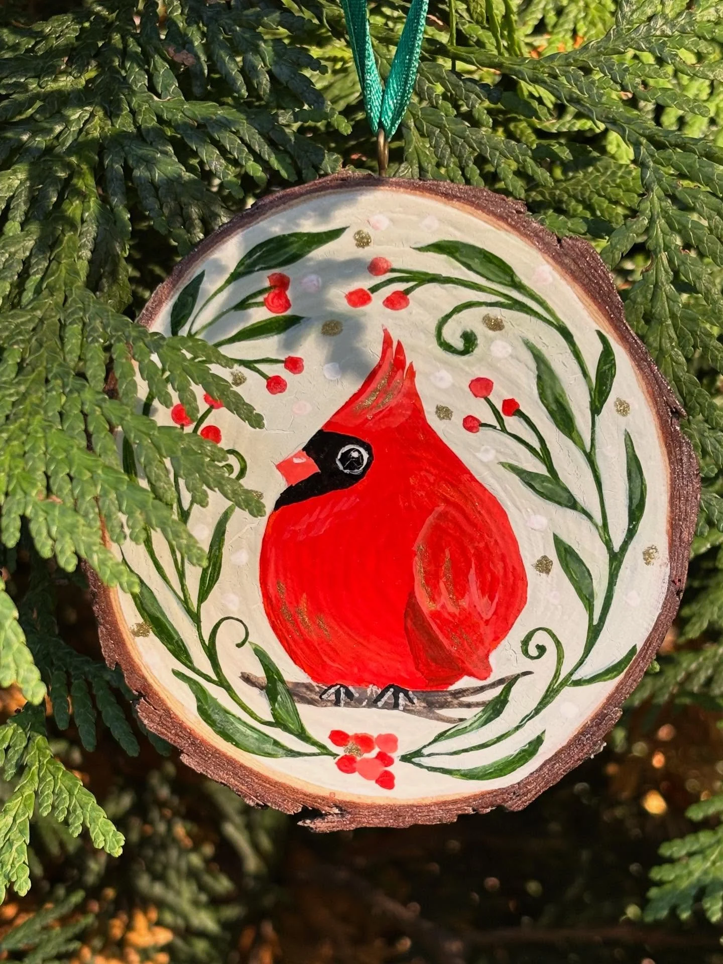 Some plump cardinal ornaments ready for market. #woodsliceart #woodsliceornament #gouachepaintings