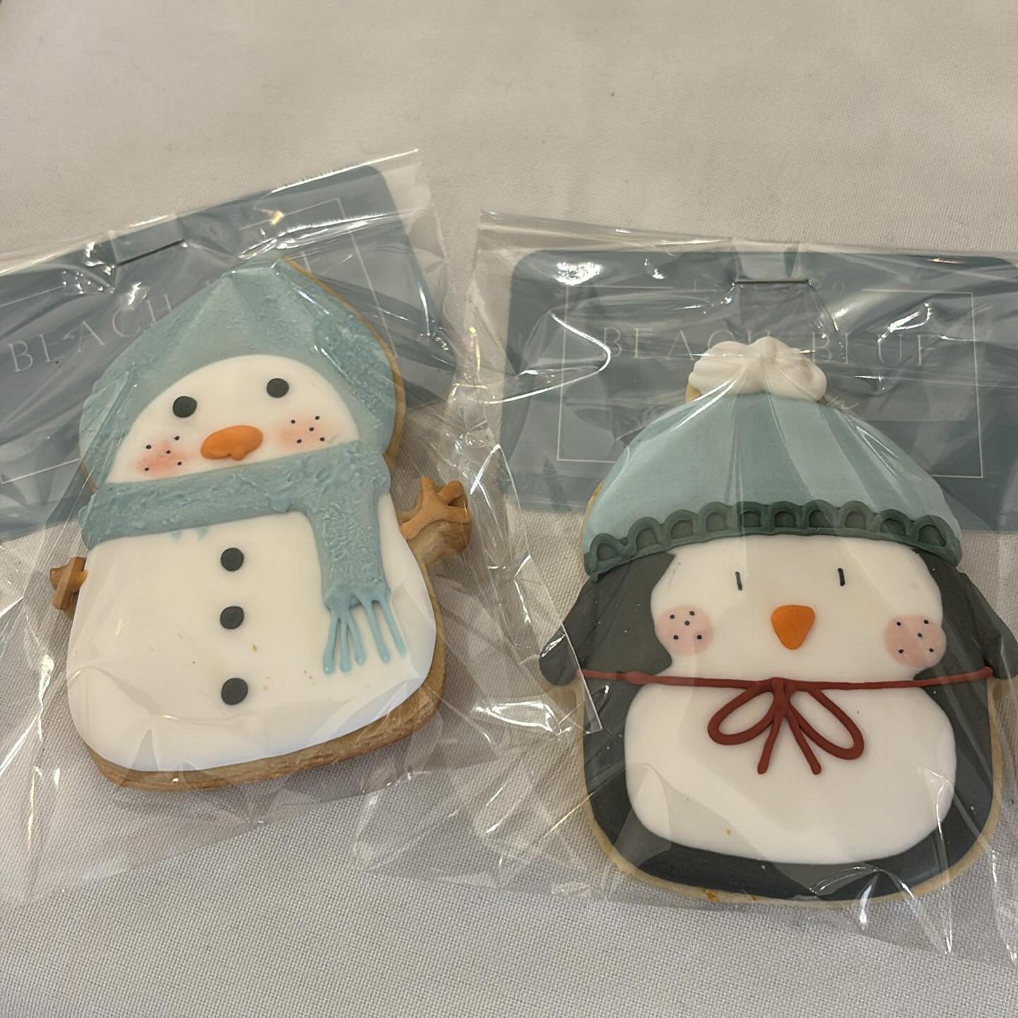 The cute cookies you can buy at craft fairs. @beachbluekitchen @handpickedfortheholidays