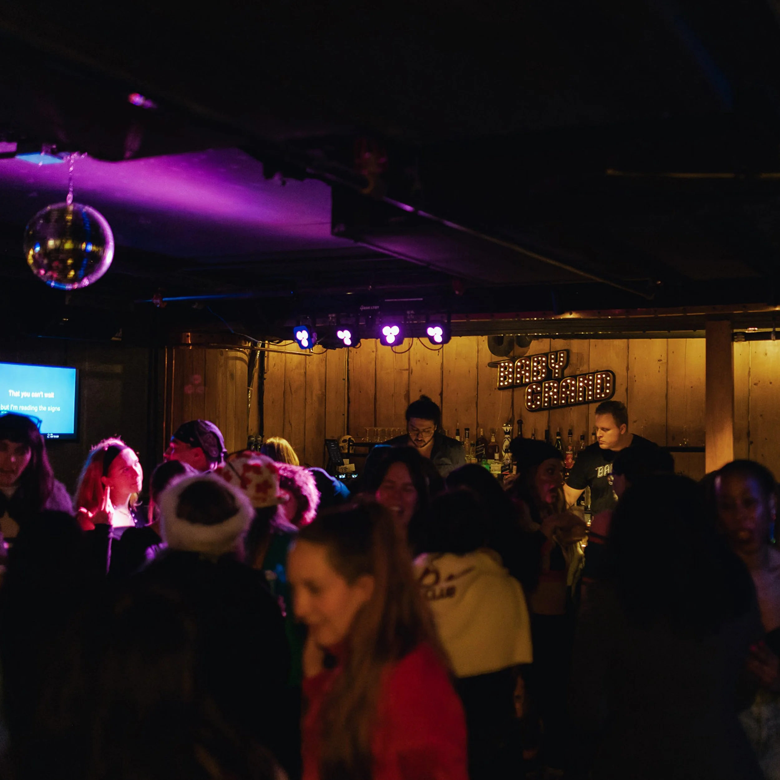 bookNow_LES_lounge_02.jpg