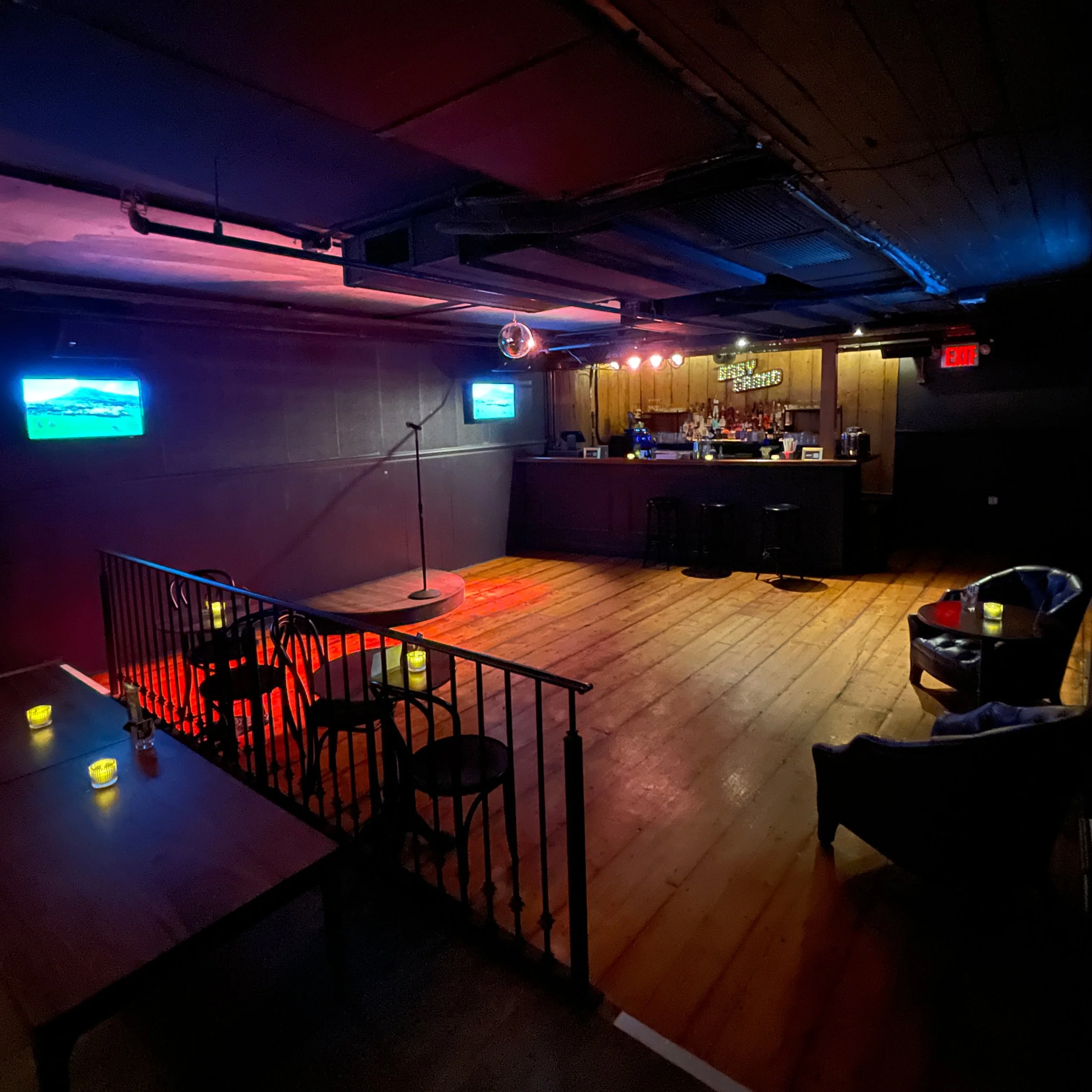 bookNow_LES_lounge_01.jpg