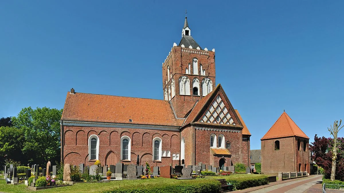 1200px-Pilsumer_Kirche_2010.jpg