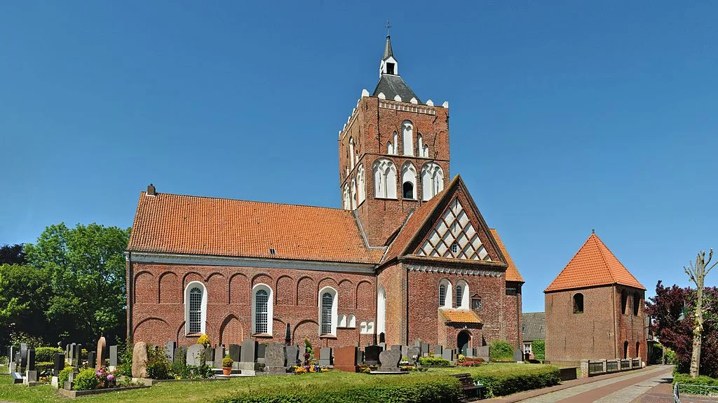 1024px-Pilsumer_Kirche_2010.jpg