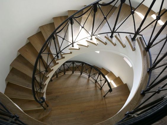 could you imagine if this was your staircase?!!!