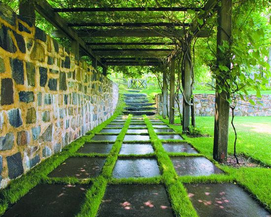 I love whatever type of grass this is and the dark, oversized pavers. Ok, and the stone wall. I'm a sucker for natural stone. VIA