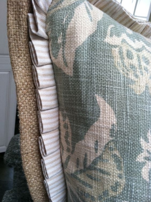 Mini pleats for a pillow with a flange edge 
