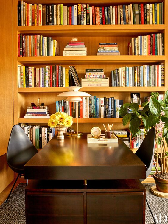 i love a vacation home that has lots of books. it's practical, yet also reminds you to stop and relax, and maybe read a book, or flip through the pictures of a photography book