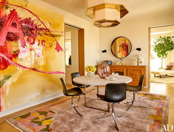 Ok, i'm a sucker for oversized art and this one has me. Also note that had they put a neutral rug or a rug with the same colors but pattern over the entire rug, it would actually take away from the painting. However, by bringing the colors of the art to the border of the rug, it's pulling out the colors of the art even more and same for the rug. 