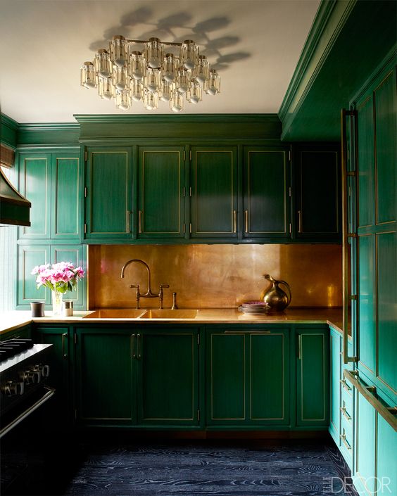 I know i've shown this kitchen before, but this is the perfect example of how green and brass meld perfectly together. 