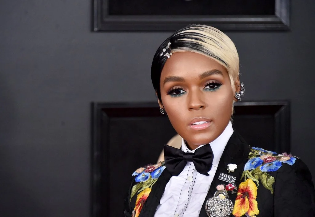 I'm so into Janelle's look I had to post a close up of her hair, makeup and jewelry. Just look at that ear cuff! I would wear that in a heart beat. 