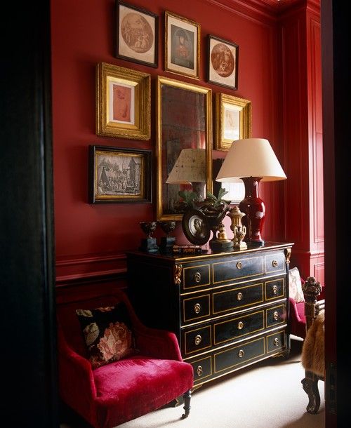 Black and gold? Say nothing else, you know I'd have that in my home in an instant. 