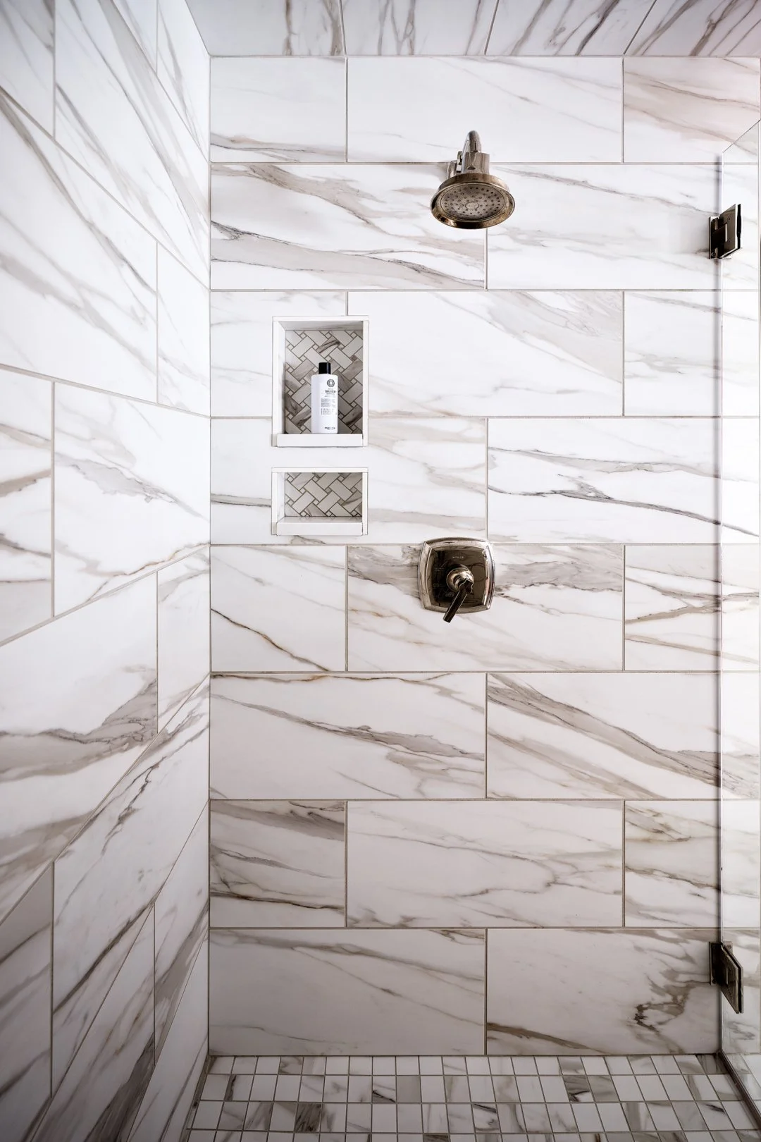 Clean lines. Subtle contrast. Pure comfort. 
*
*
*
*
*
#tuckerdonnellydesign #charlottedesigners #interiordesigninspiration #interiordesigncharlotte #luxurydesign #homedesigninspo #homedesign #interiors #design #interiordesigner #theberkshirehouse #d