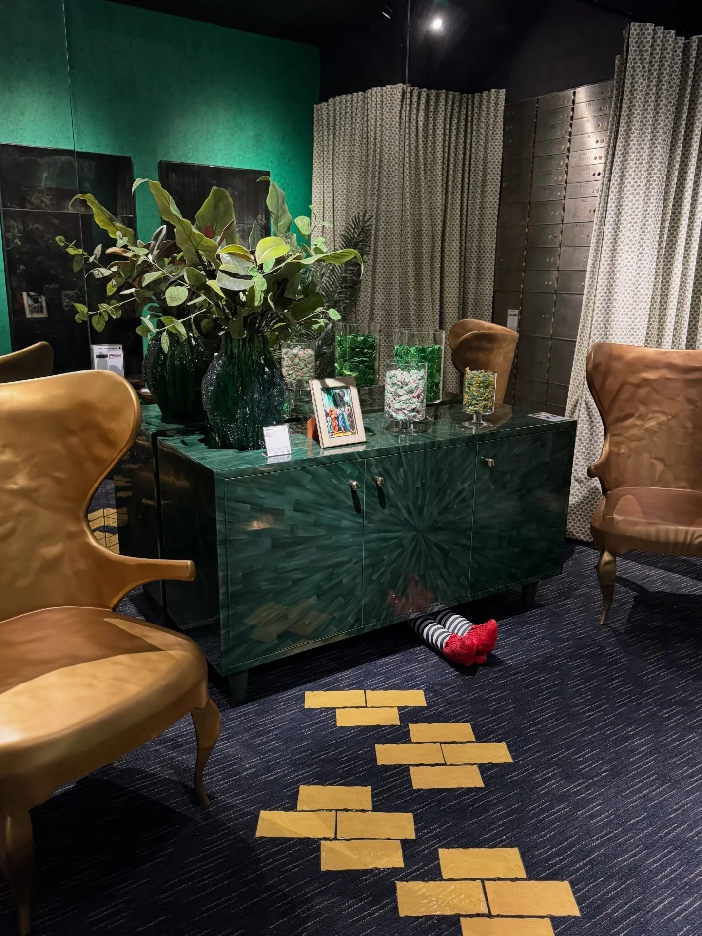 Design Tip: If your foyer table isn&rsquo;t dramatic enough to sprout witch legs...is it even ready for the Wicked premiere today?? 💚🖤
*
*
*
*
*
#tuckerdonnellydesign #charlottedesigners #interiordesigninspiration #interiordesigncharlotte #luxuryde