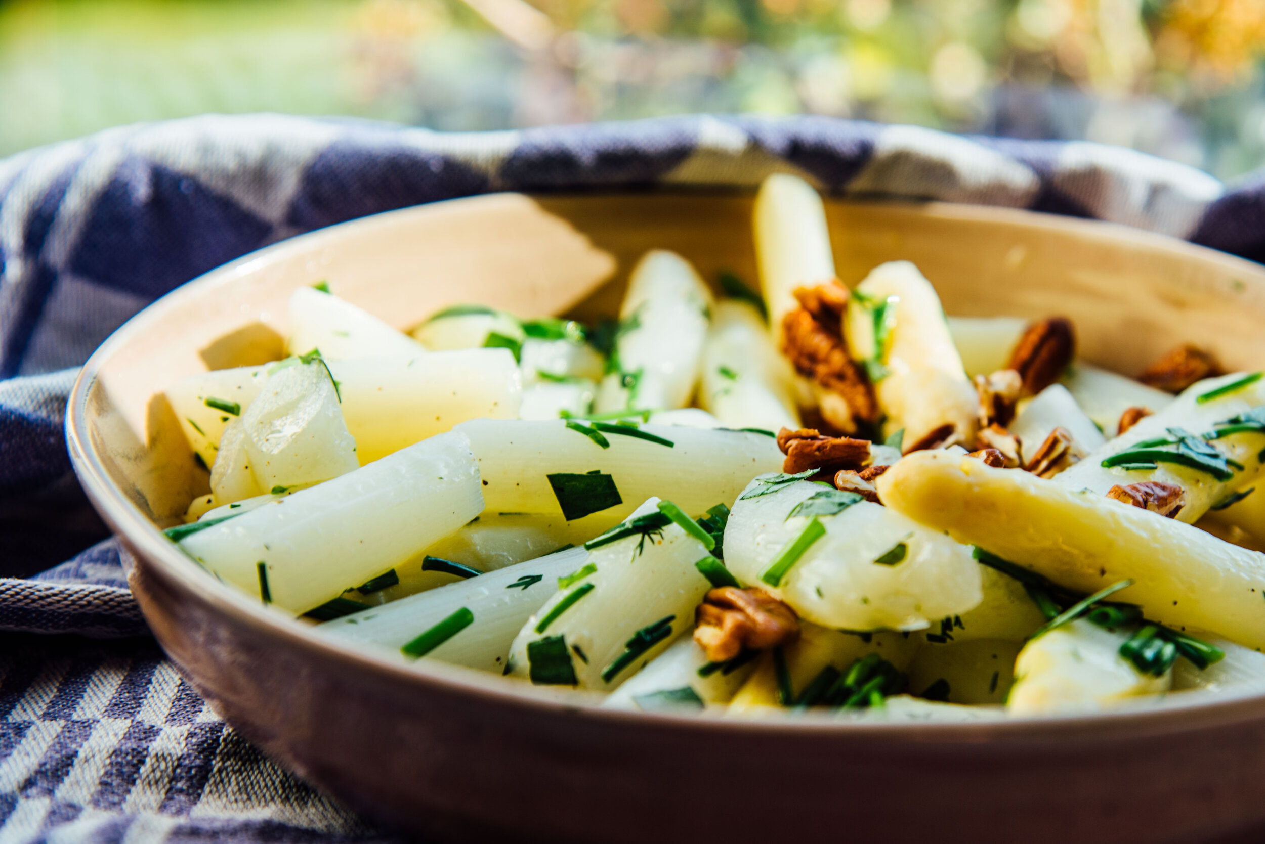 salade van asperges met fijne dressing, groene kruiden en noten-pittencrumble