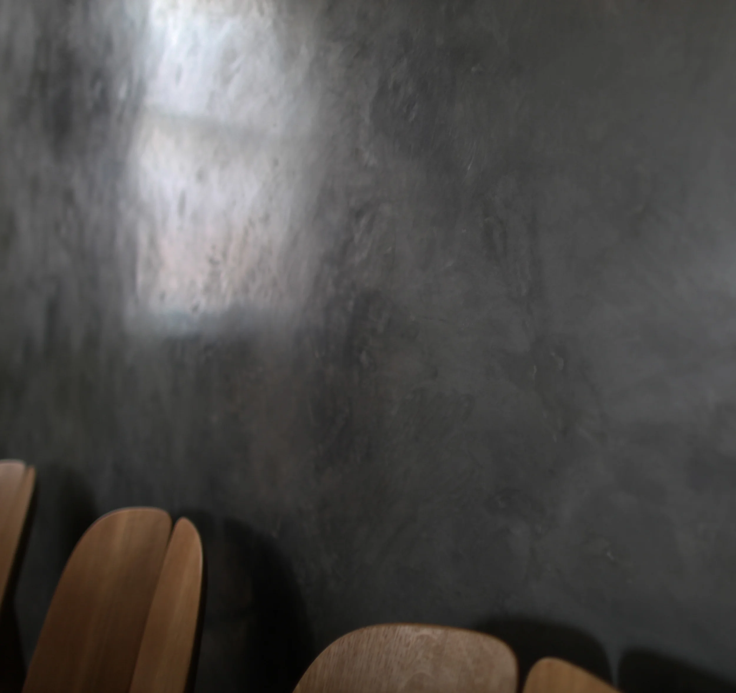 Dining room in pencil lead grey tadelakt