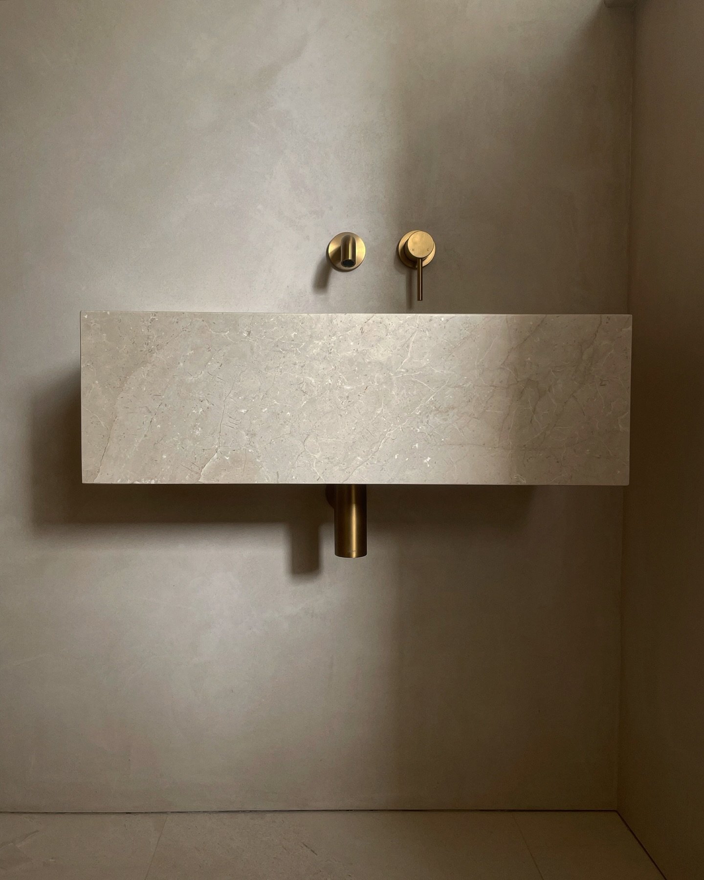 #details #colourpalette #naturallight #patina  #microcement applied to give a soft, natural finish