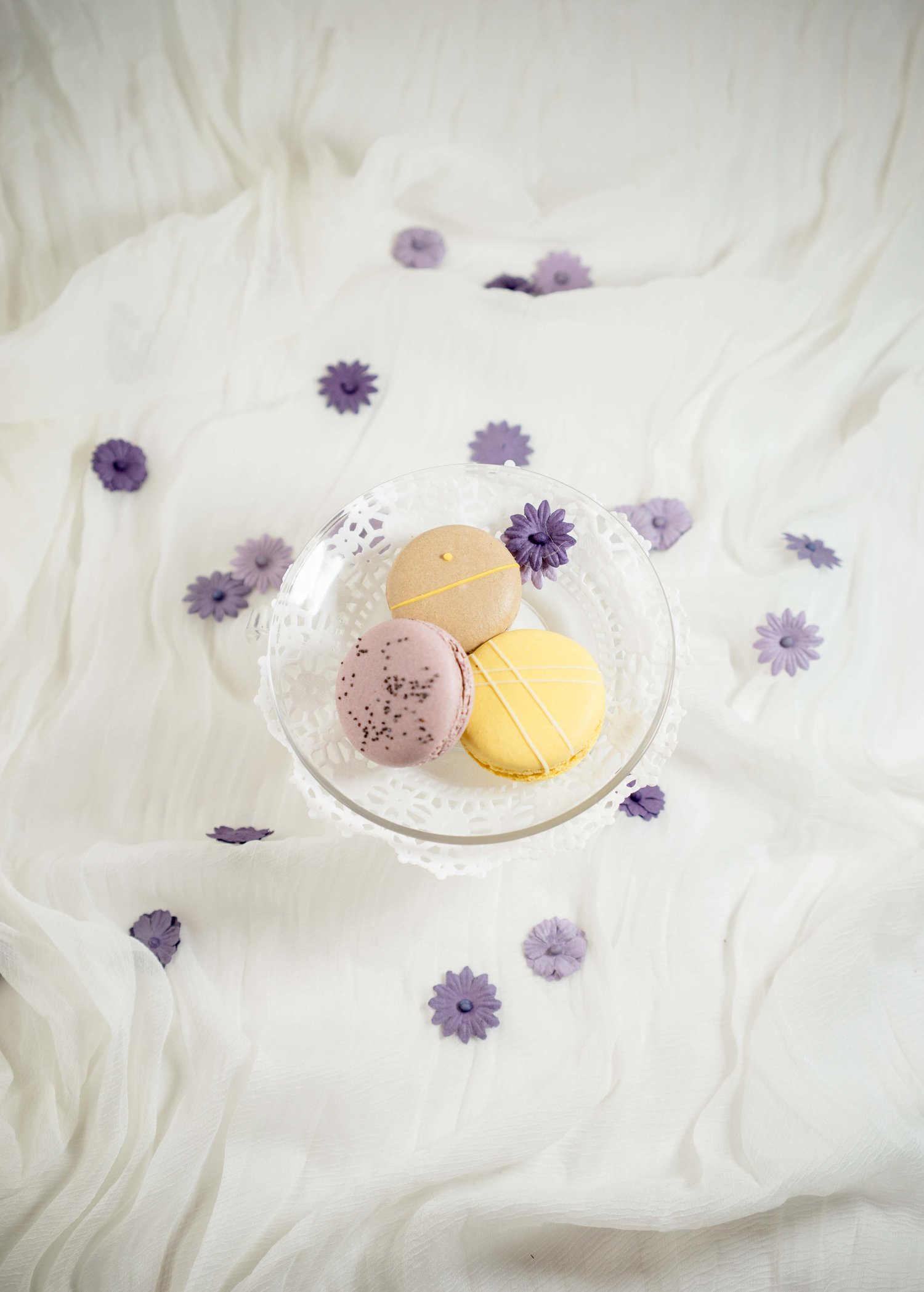 macarons-on-doily-paper-chantal-guillon-store