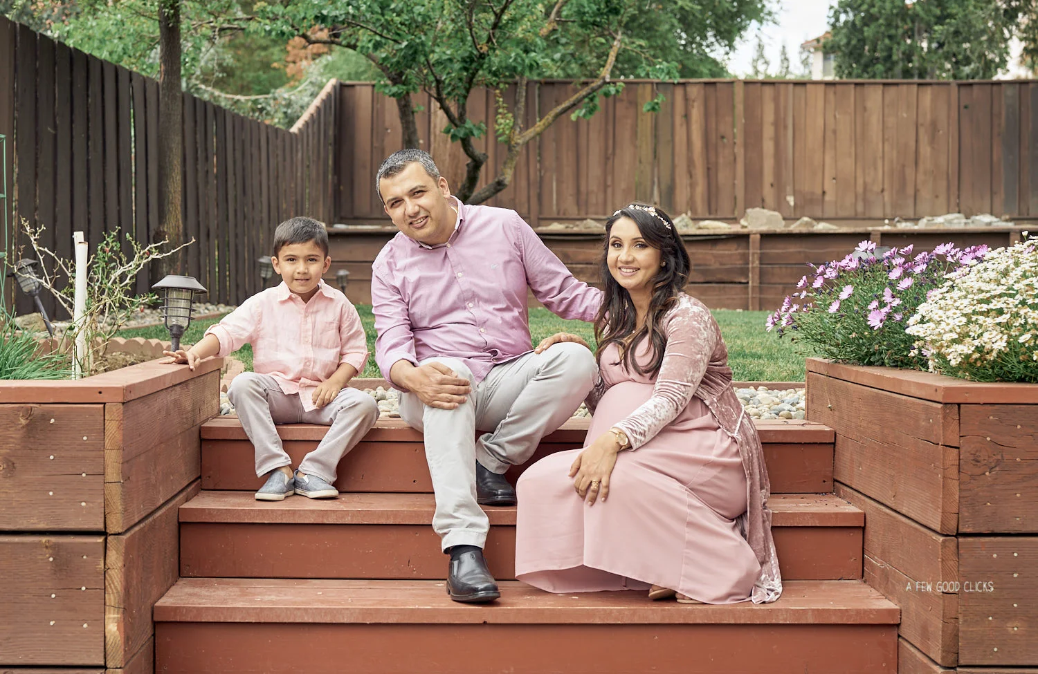 Don't forget the older sibling in the pregnancy family photo.