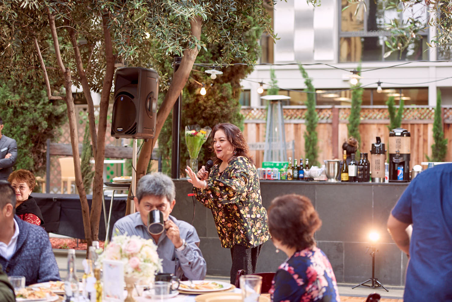 singing-at-60th-birthday-party-photography-by-a-few-good-clicks