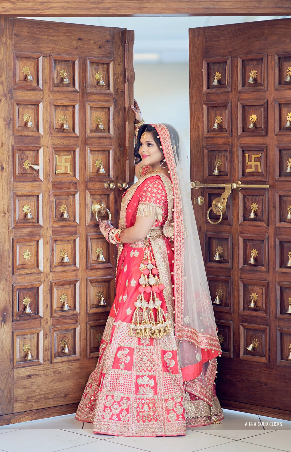 Bride posed against the gorgeous door in Sunnyvale temple, CA.