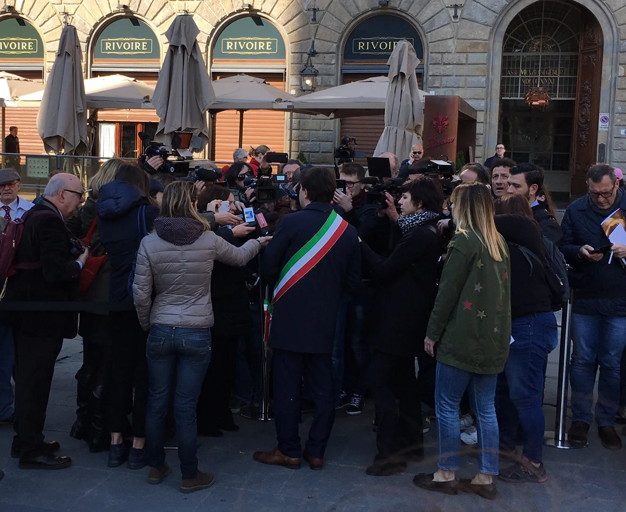 press at the unveiling of the triumphal arch 